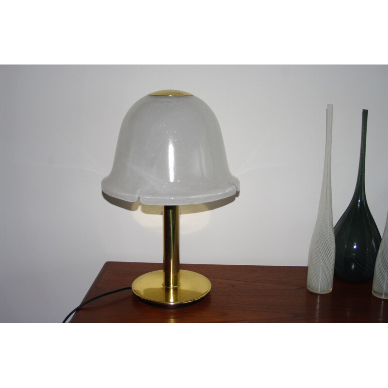 Lámpara de mesa vintage de cristal y latón de Limburg, Alemania 1970