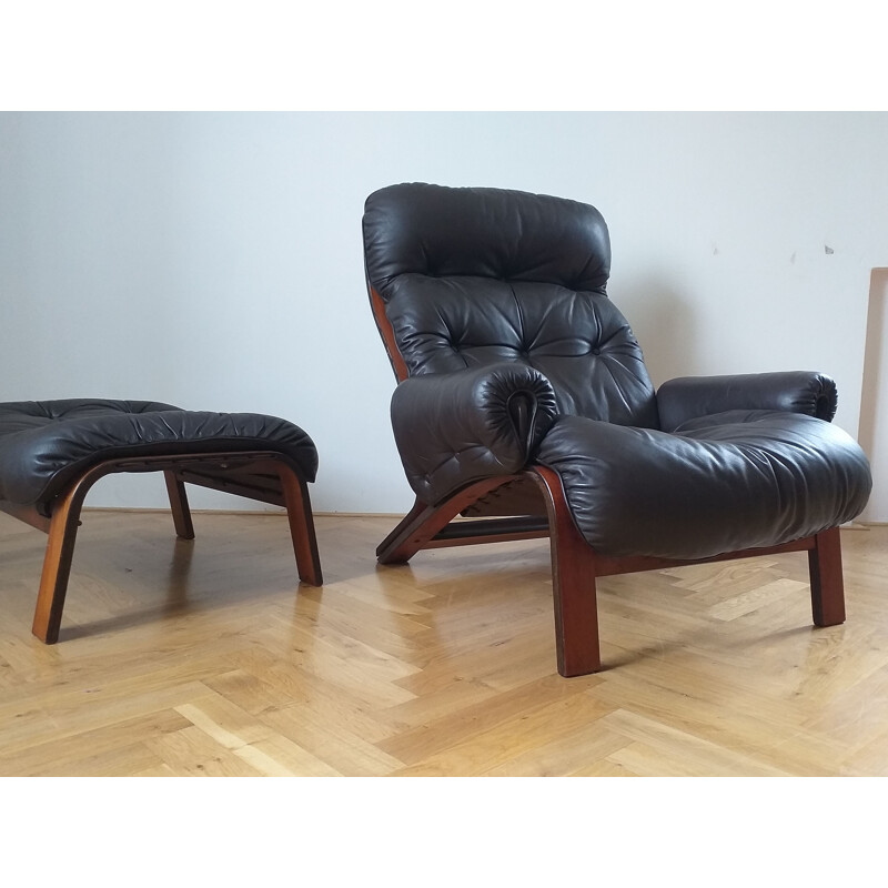 Fauteuil en cuir avec tabouret de RyBo Rykken et Oddvin Rykken, 1970.