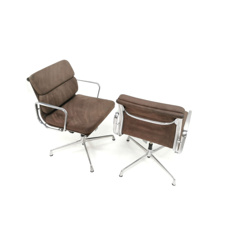 Paire de fauteuils vintage de bureau Eames ICF avec coussin souple et dossier pivotant en aluminium 
