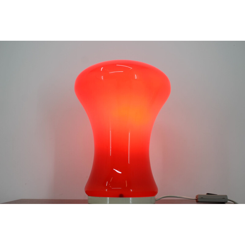 Lámpara de mesa vintage de cristal rojo, Checoslovaquia 1970