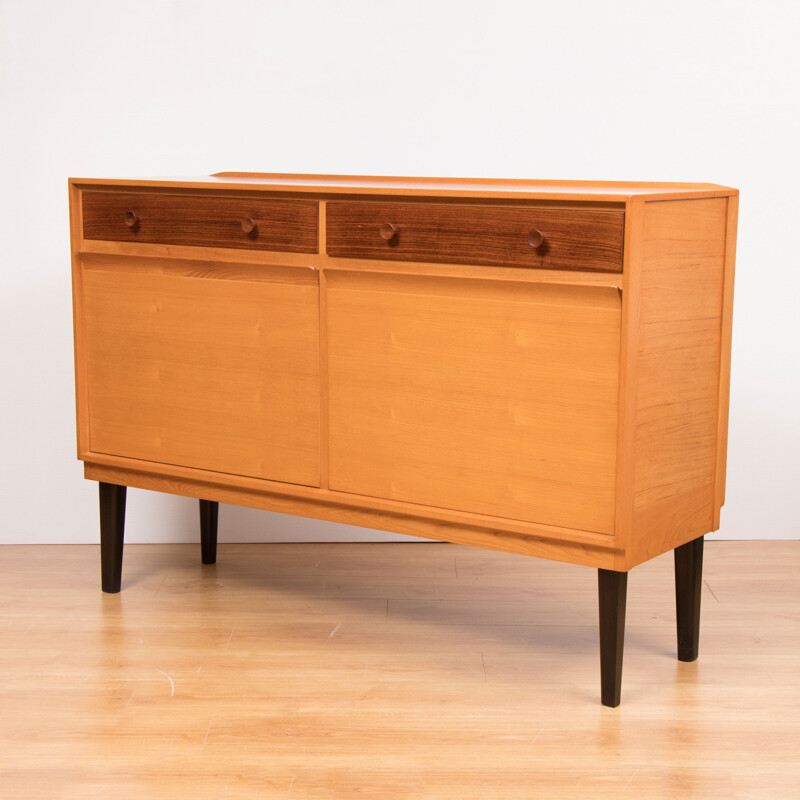 Buffet vintage avec 2 tiroirs en chêne doré par Robert Heritage,1960