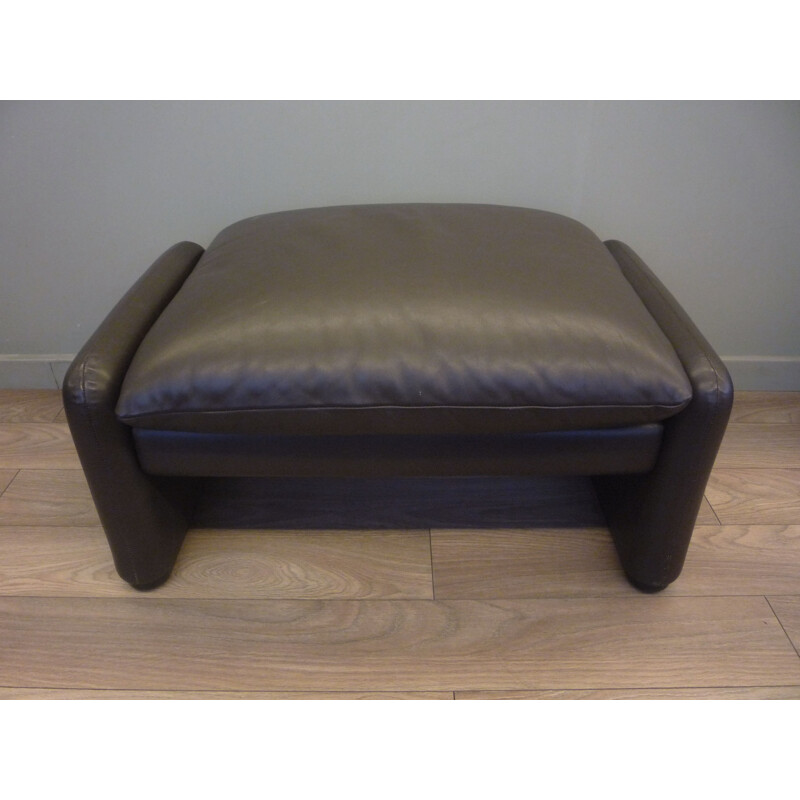 Vintage ottoman in leather by Vico Magistretti for Cassina, 1980s