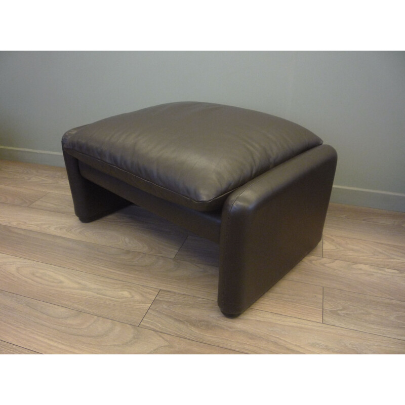 Vintage ottoman in leather by Vico Magistretti for Cassina, 1980s