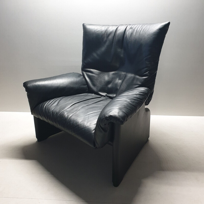 vINTAGE Black Leather Armchair by Vico Magistretti for Cassina, 1980s