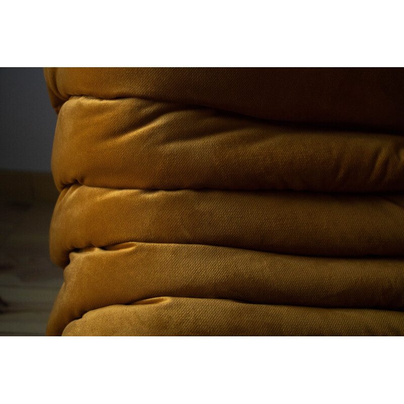 Canapé d'angle "Togo" vintage jaune doré de Michel Ducaroy