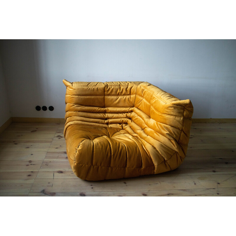 Canapé d'angle "Togo" vintage jaune doré de Michel Ducaroy