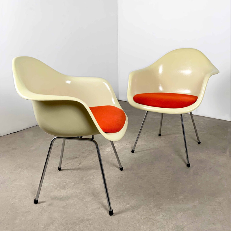 Paire de fauteuils DAX en fibre de verre par Charles et Ray Eames pour Herman Miller, 1980