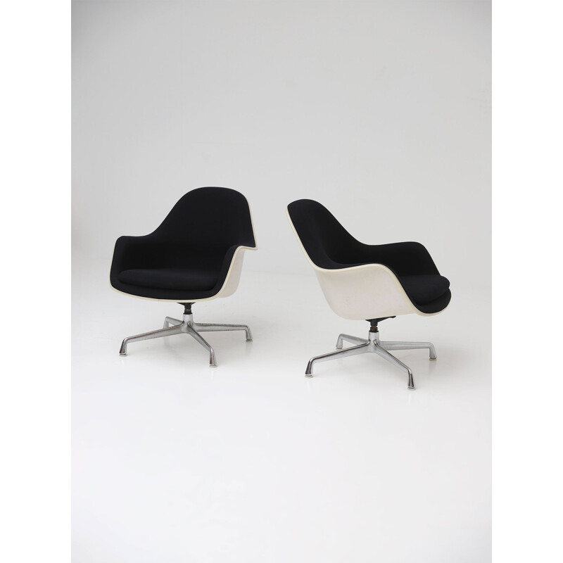 Two Eames side chairs model Ec175-8