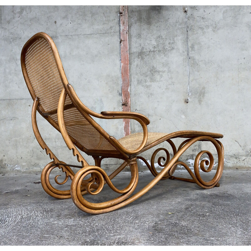 Vintage wooden lounge chair by Michaël Thonet