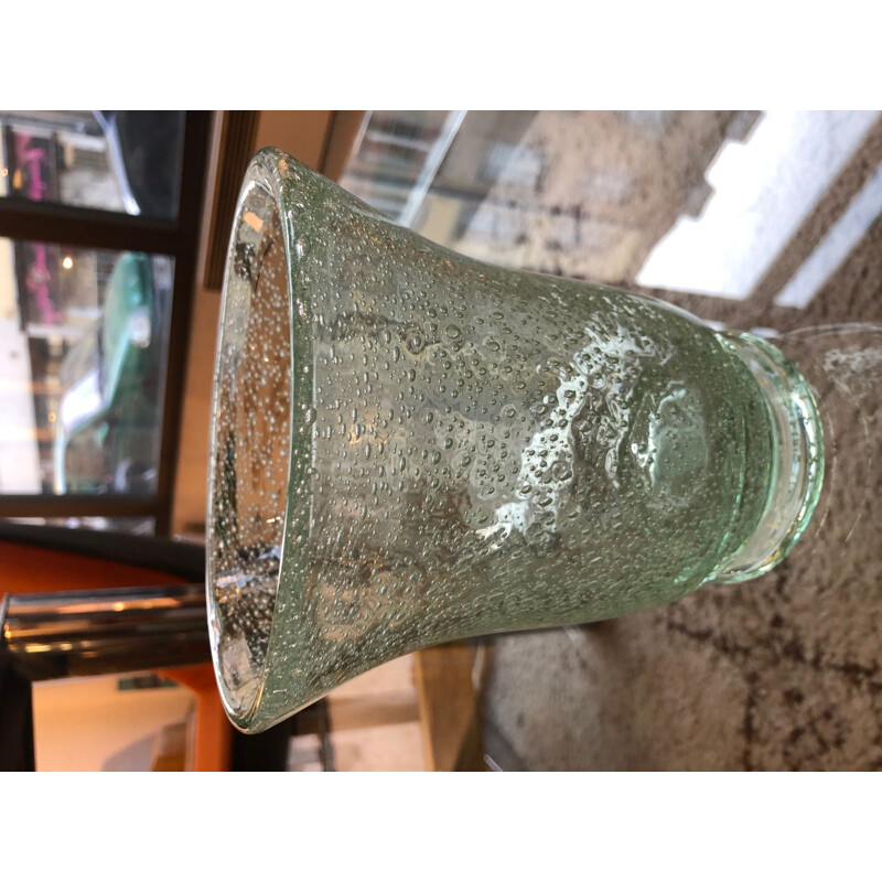 Vase vintage en verre bullé vert par Daum, 1950