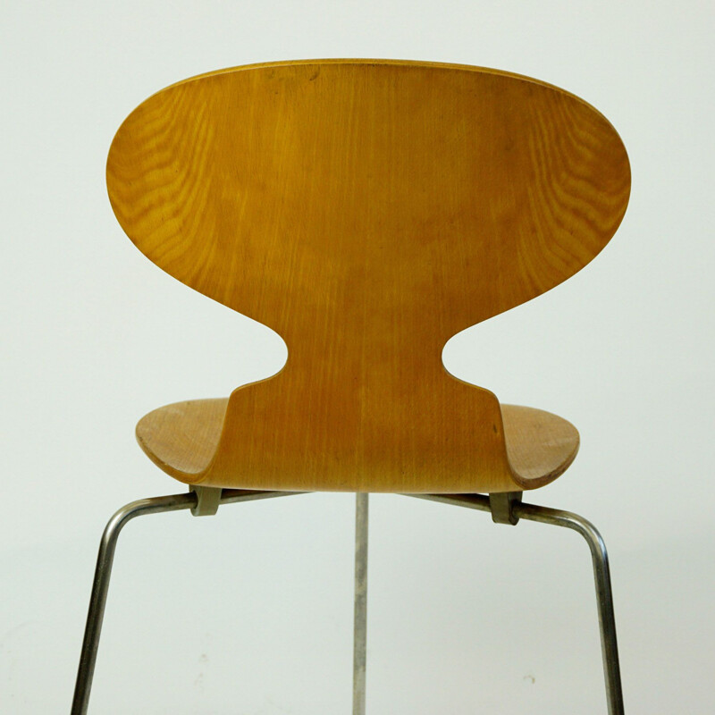 Tripod Ant Chair Mod. 3100 by Arne Jacobsen for Fritz Hansen