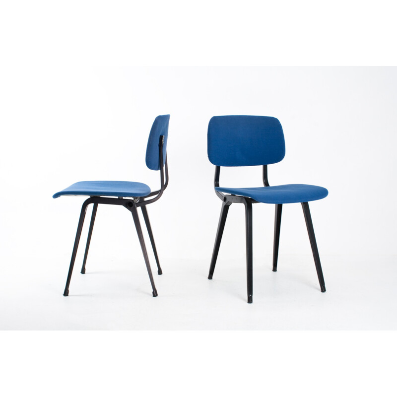 Pair of Ahrend de Cirkel "Revolt" chair in blue fabric, Friso KRAMER - 1954