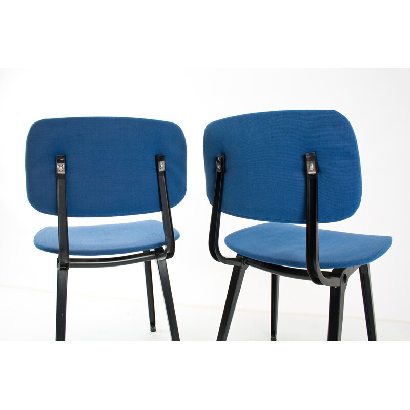 Pair of Ahrend de Cirkel "Revolt" chair in blue fabric, Friso KRAMER - 1954