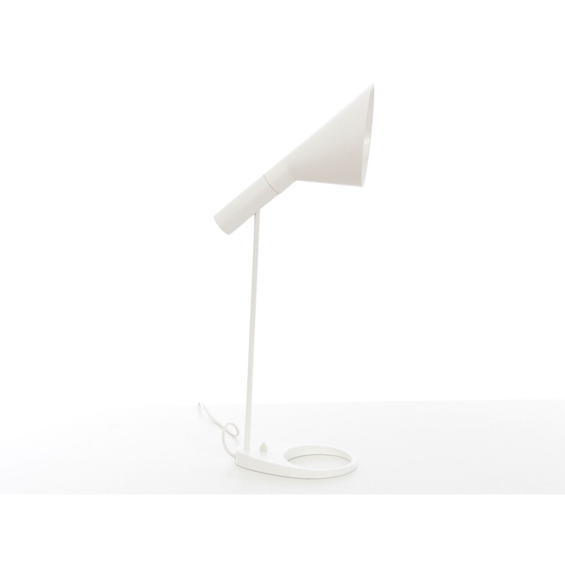 Candeeiro de mesa escandinavo modelo Aj branco por Arne Jacobsen, 1960