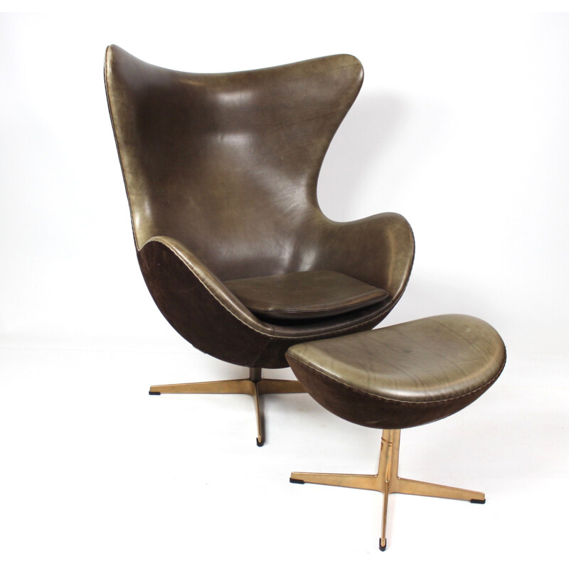 Vintage Eggchair and ottoman in brown leather and bronze by Arne Jacobsen for Fritz Hansen, 2008