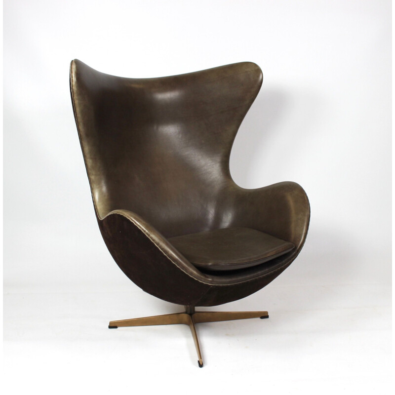 Vintage Eggchair and ottoman in brown leather and bronze by Arne Jacobsen for Fritz Hansen, 2008