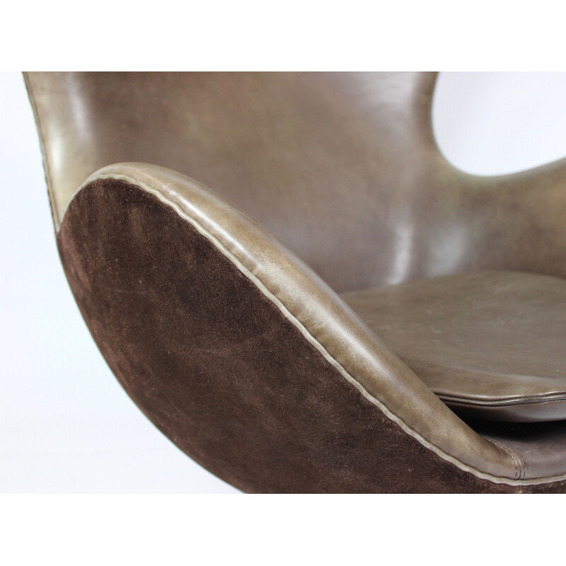 Fauteuil Egg chair et ottoman vintage cuir brun et bronze, Arne Jacobsen pour  Fritz Hansen, 2008