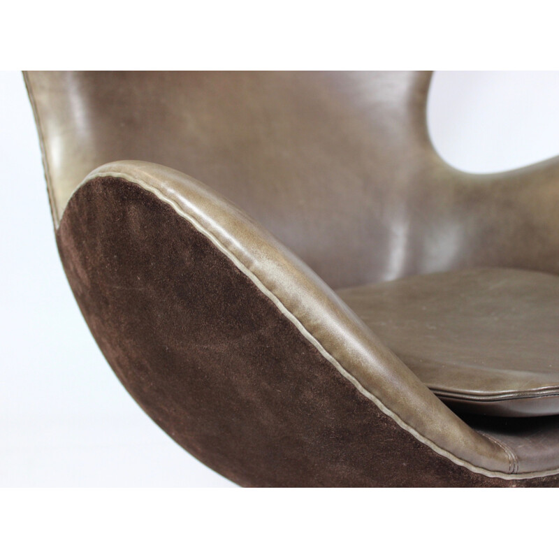 Vintage Eggchair and ottoman in brown leather and bronze by Arne Jacobsen for Fritz Hansen, 2008