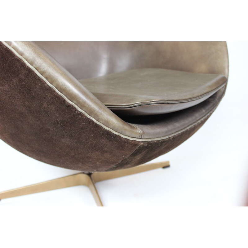 Vintage Eggchair and ottoman in brown leather and bronze by Arne Jacobsen for Fritz Hansen, 2008