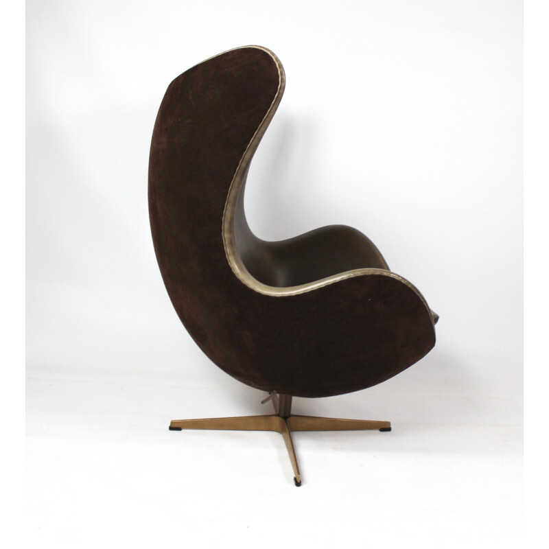 Vintage Eggchair and ottoman in brown leather and bronze by Arne Jacobsen for Fritz Hansen, 2008