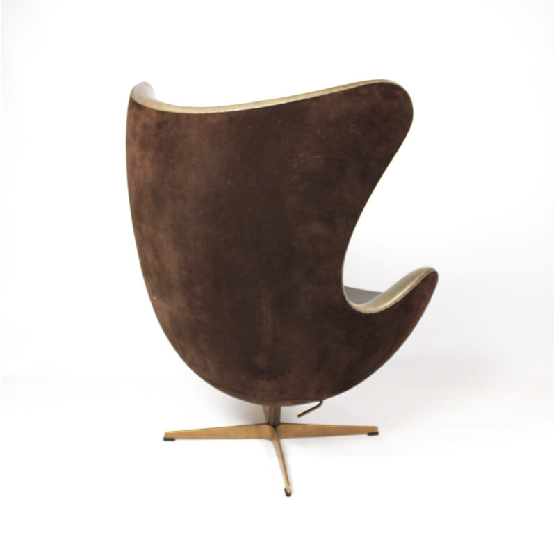 Vintage Eggchair and ottoman in brown leather and bronze by Arne Jacobsen for Fritz Hansen, 2008