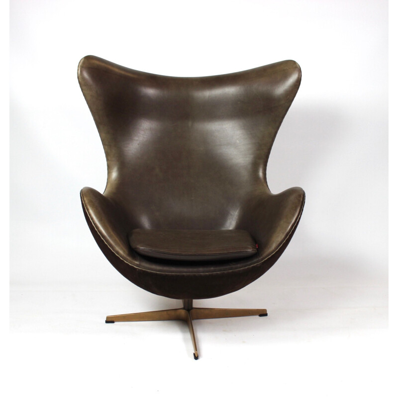 Vintage Eggchair and ottoman in brown leather and bronze by Arne Jacobsen for Fritz Hansen, 2008