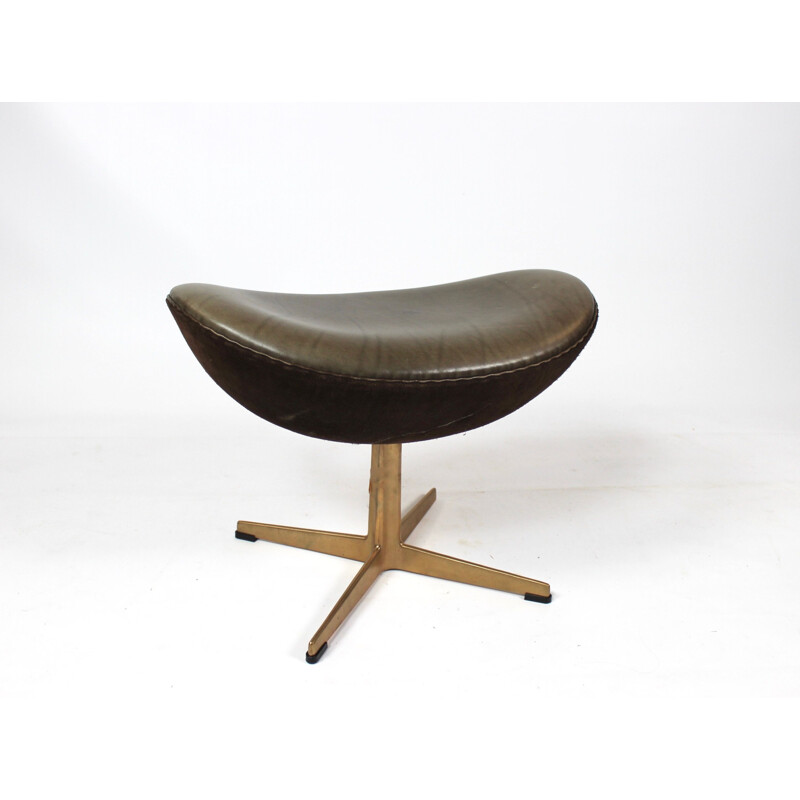 Vintage Eggchair and ottoman in brown leather and bronze by Arne Jacobsen for Fritz Hansen, 2008