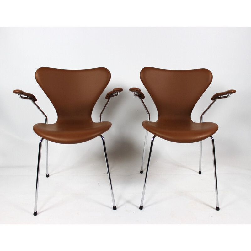 A set of seven chairs, model 3207, with armrests in cognac colored leather by Arne Jacobsen and Fritz Hansen, 2019.