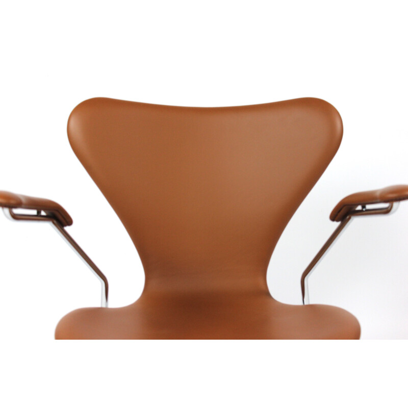 A set of seven chairs, model 3207, with armrests in cognac colored leather by Arne Jacobsen and Fritz Hansen, 2019.