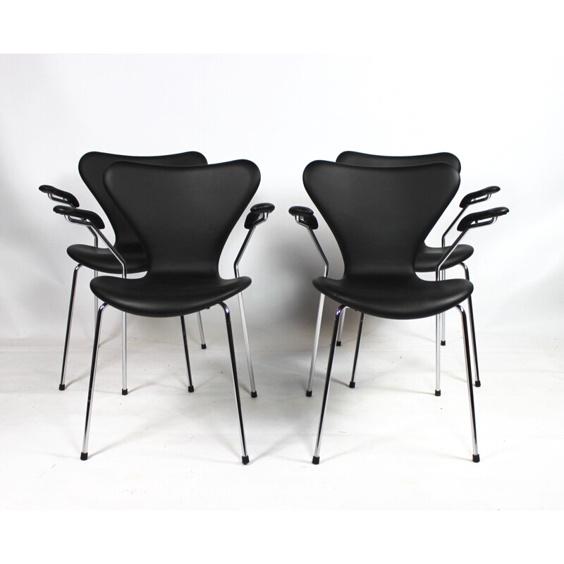 Set of 4 vintage chairs model 3207 by Arne Jacobsen and Fritz Hansen, 2016