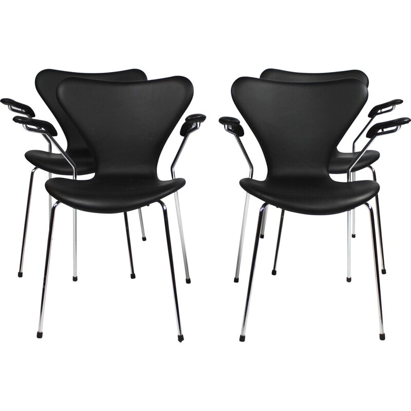Conjunto de 4 cadeiras vintage modelo 3207 por Arne Jacobsen e Fritz Hansen, 2016