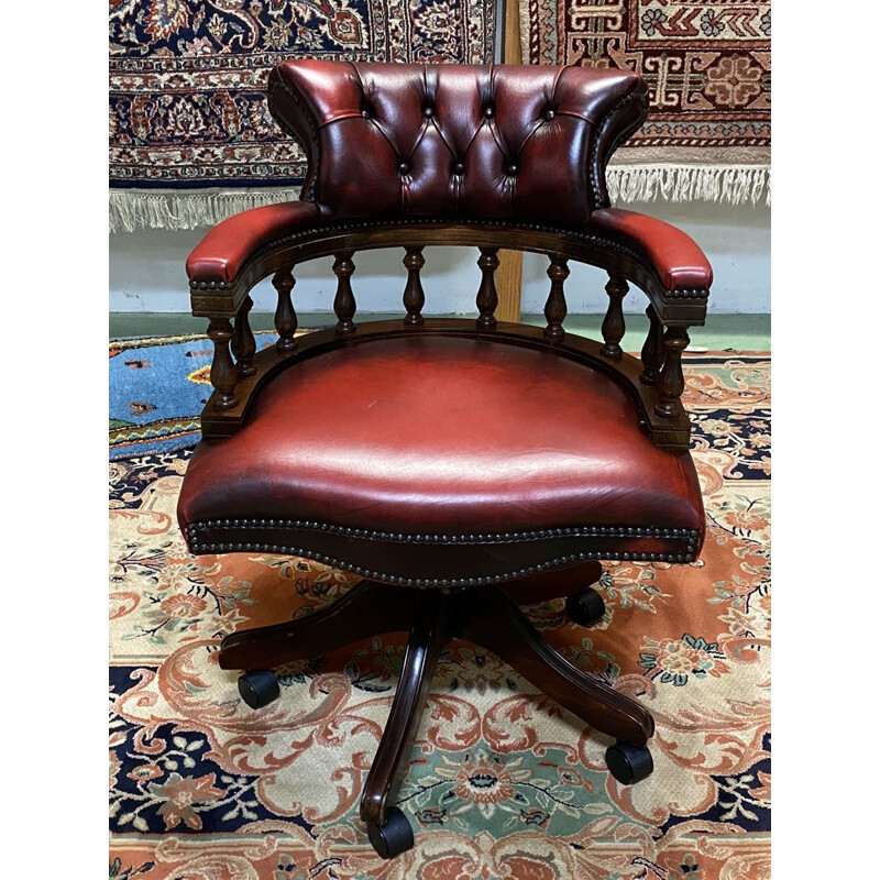 Fauteuil de bureau vintage Chesterfield moderne en cuir rouge avec assise pivotante et dossier inclinable