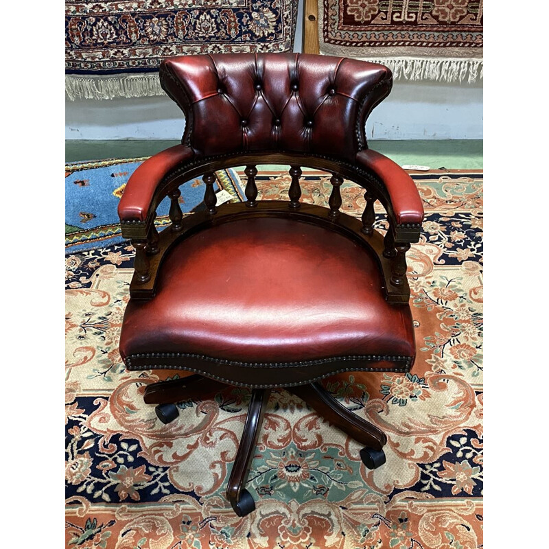 Fauteuil de bureau vintage Chesterfield moderne en cuir rouge avec assise pivotante et dossier inclinable