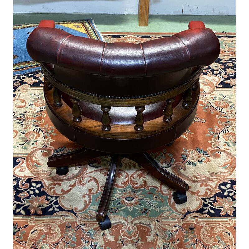 Fauteuil de bureau vintage Chesterfield moderne en cuir rouge avec assise pivotante et dossier inclinable