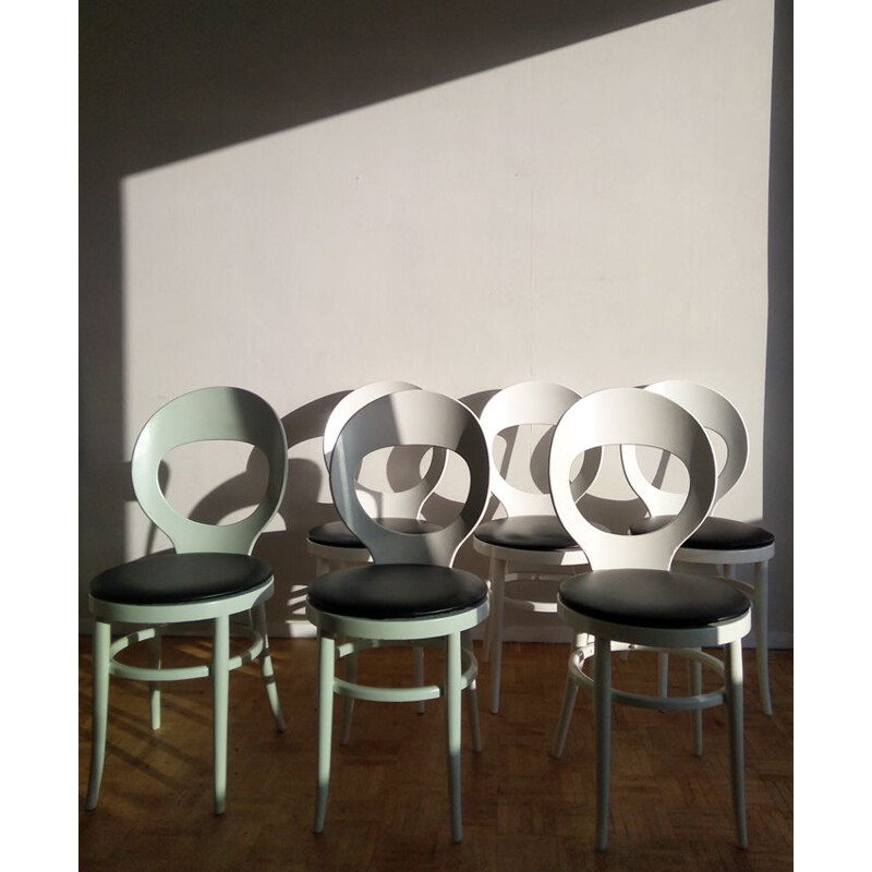 Ensemble de 6 chaises vintage "Mouette" blanc laqué et skai noir par Baumann