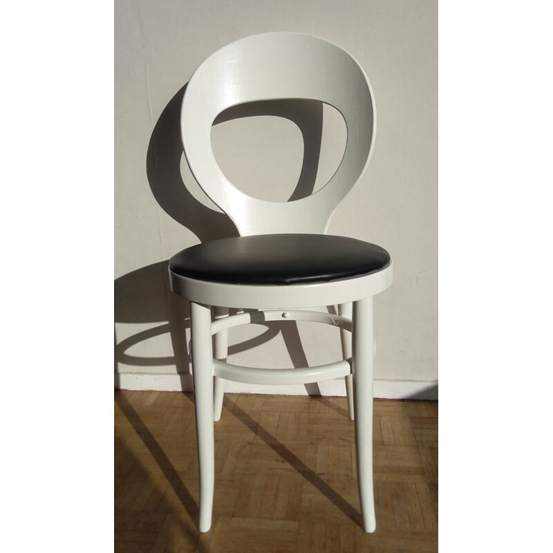 Set of 6 vintage chairs "Mouette" white lacquered and black skai by Baumann