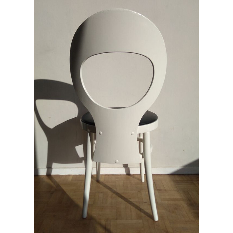 Set of 6 vintage chairs "Mouette" white lacquered and black skai by Baumann