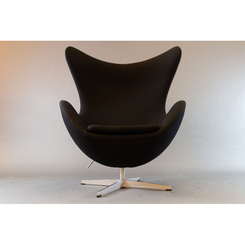 Vintage 3316 Black Egg Lounge Chair by Arne Jacobsen for Fritz Hansen, 2007