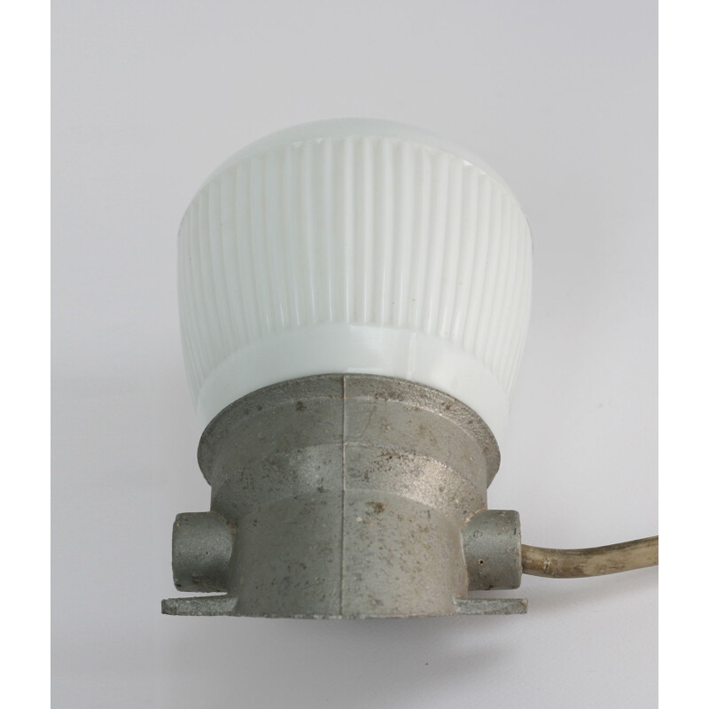 Vintage Duitse industriële wandlamp in opaline
