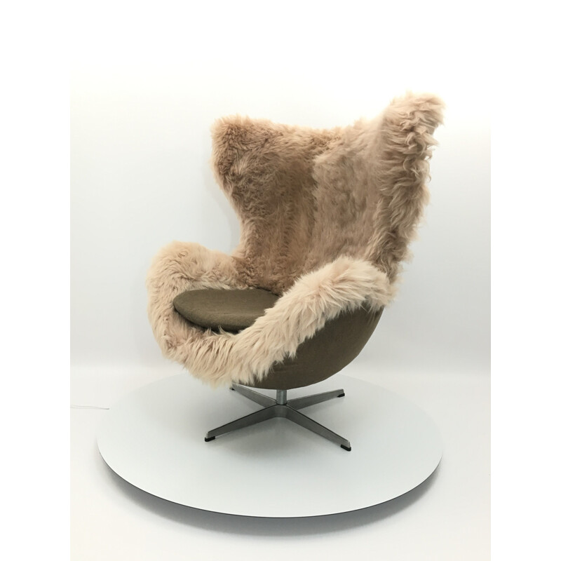 Fauteuil vintage "egg" en peau de mouton par Arne Jacobsen pour Fritz Hansen