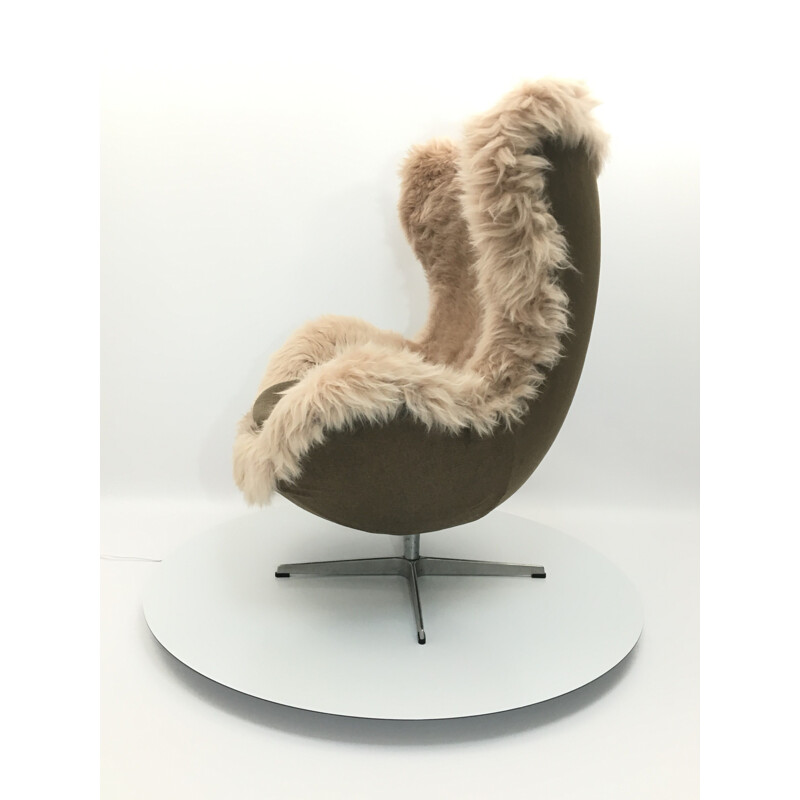 Fauteuil vintage "egg" en peau de mouton par Arne Jacobsen pour Fritz Hansen