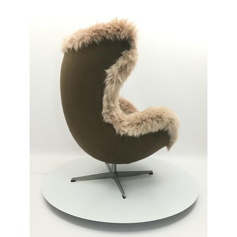 Fauteuil vintage "egg" en peau de mouton par Arne Jacobsen pour Fritz Hansen