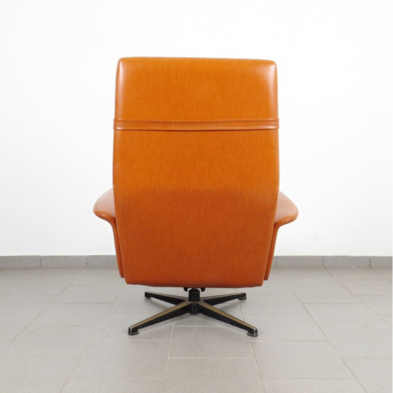 Vintage oranje lederen fauteuil, Tsjechoslowakije, 1970