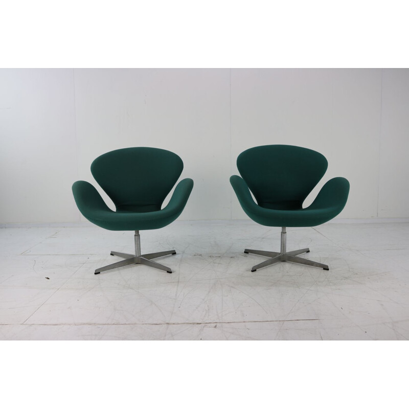 Pair of vintage armchairs SAS by Arne Jacobsen from Fritz Hansen