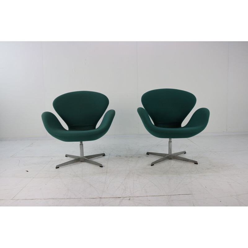 Pair of vintage armchairs SAS by Arne Jacobsen from Fritz Hansen