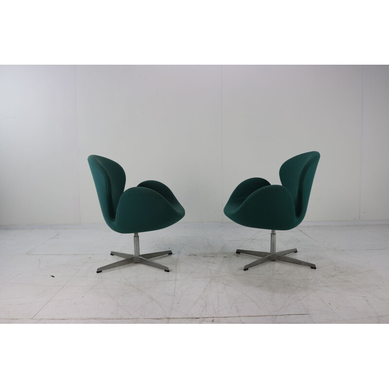 Pair of vintage armchairs SAS by Arne Jacobsen from Fritz Hansen