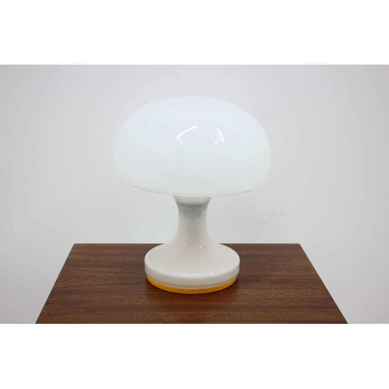 Lampe de table vintage en verre opalin, Tchécoslovaquie, 1970