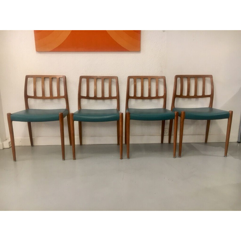 Suite de 4 chaises vintage en teck modele 83 par Niels O. Moller 