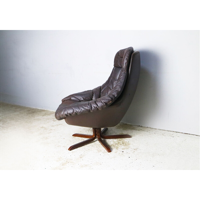 Vintage brown leather swivel Lounge chair by H W Klein for Bramin