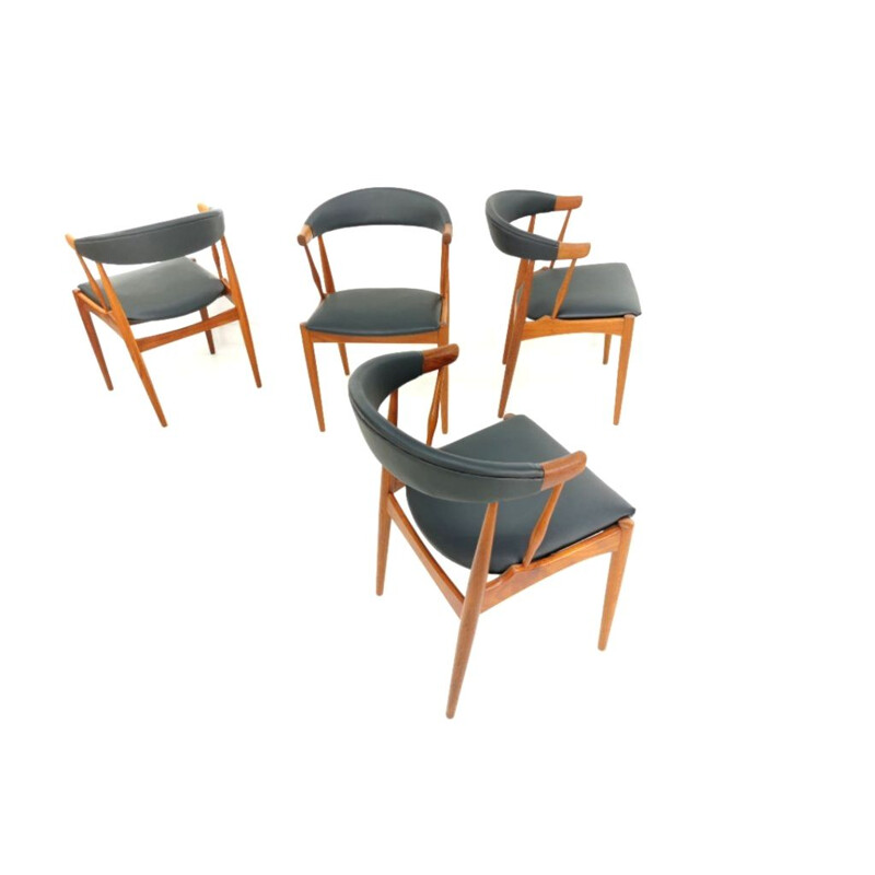 Ensemble de 4 chaises à repas vintage en teck et vinyle noir par Johannes Andersen, 1960